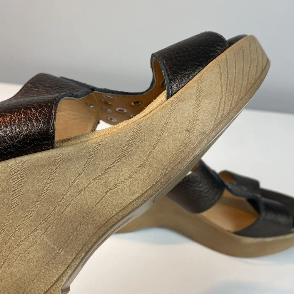 Softspots Bronze Leather Wedge Sandals Size 7.5 W